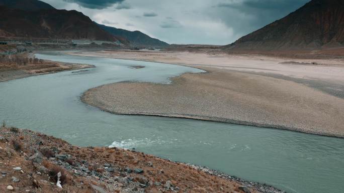西藏旅游风光雅鲁藏布江源头河谷