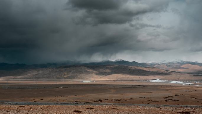 西藏旅游风光云雾笼罩彩色冈底斯山边境兵站