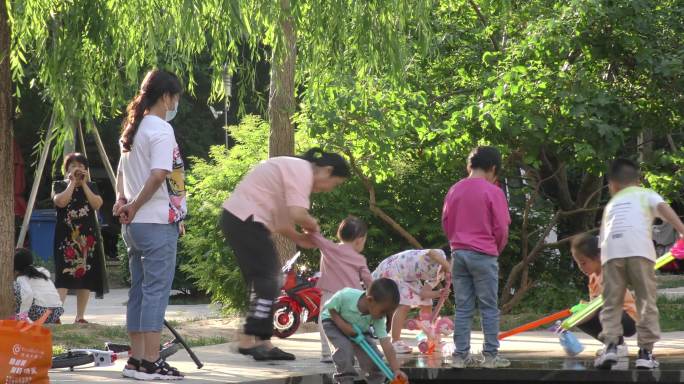 幸福小区孩子们玩耍儿童戏水乐园六一儿童节