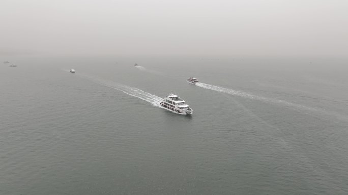 威海湾海面上航行的刘公岛客运游艇