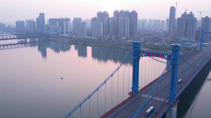 4K航拍襄阳凤雏大桥悬索桥城市街景