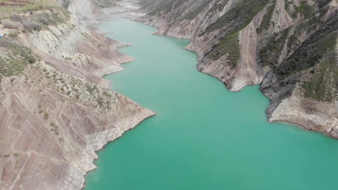 航拍 新疆肯斯瓦特水库 绿色的水