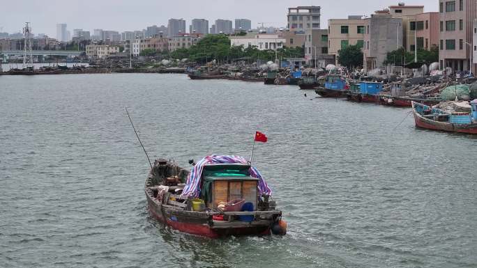 海口新埠岛海上渔船