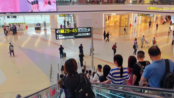 四川成都天府国际机场航站楼出发的旅客延时