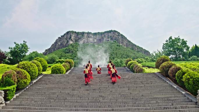 穿古装的人走上台阶拜祖祭祖仪式