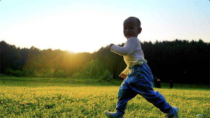 小孩阳光草地上奔跑快乐童年小男孩健康成长
