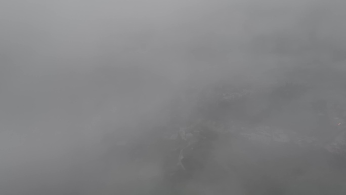 穿过厚厚的云雾层看到城市全景