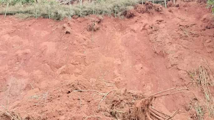 暴雨过后 山体塌方泥石流乡村公路地质灾害