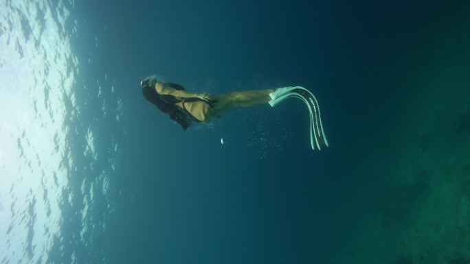 深海海洋美女潜水浮潜