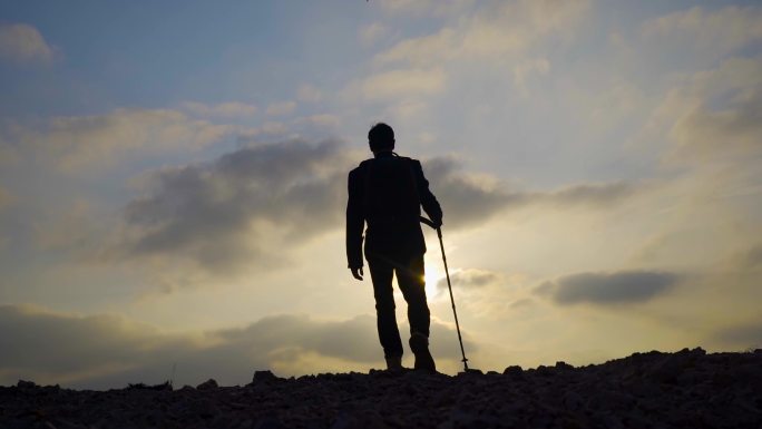 西装男士逆光 徒步登山攀登山顶