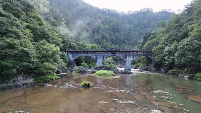 航拍山间河流青山云雾美景4K白水洋风景区