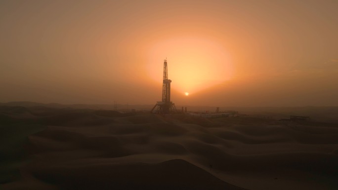沙漠钻井井架清晨日出