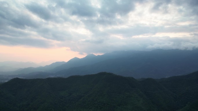 大山晚霞旋转镜头4K