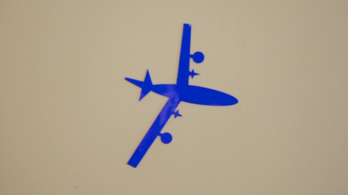 蓝色飞机画展览