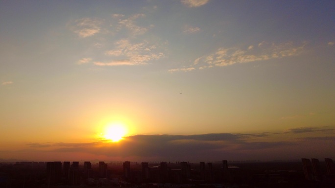 浪漫早晨阳光金黄色的太阳光早晨朝阳凌晨