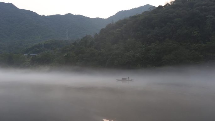 郴州东江湖划船 雾漫小东江 小船
