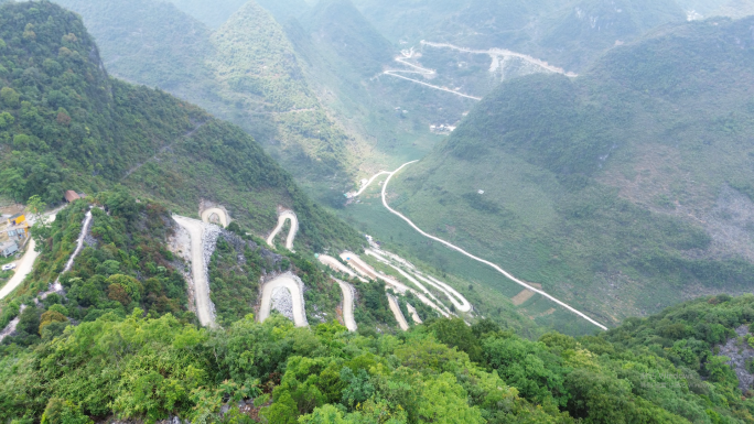 实拍广西十八弯山路依山而建