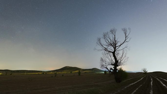 火山狼窝山枯树星空银河延时视频