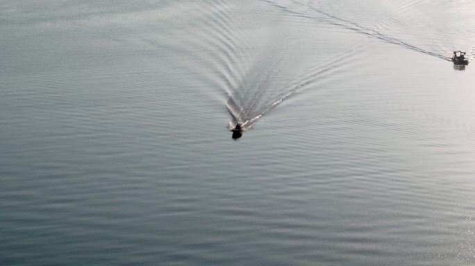 航拍无锡太湖上行驶的一支快艇湖面水波纹