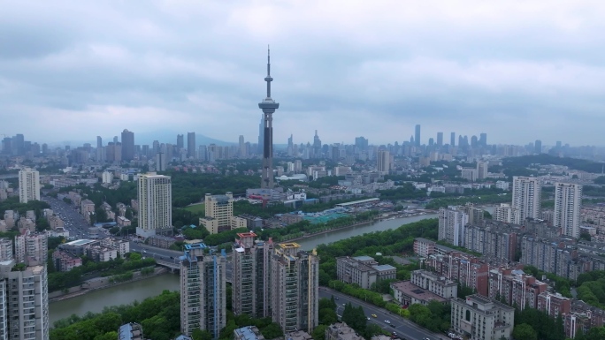 【原创航拍】江苏电视塔大雨来临前风云变幻