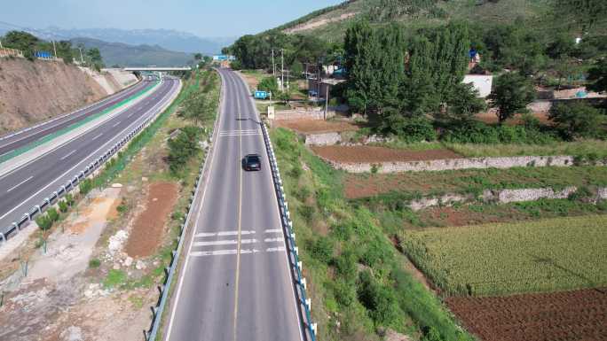 航拍汽车在道路上行驶