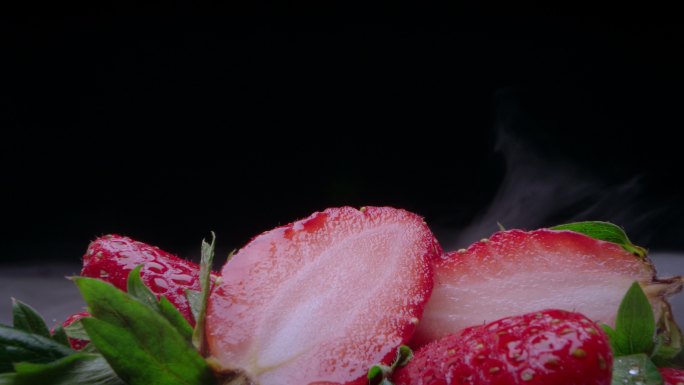 冰箱里刚出来切开的水润的草莓有冷气
