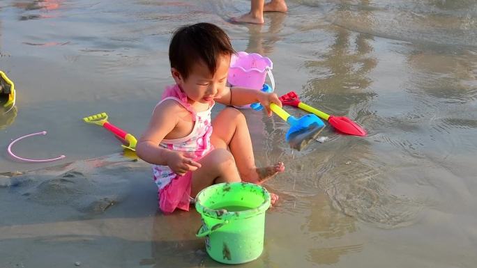 儿童海边玩泥沙慢动作视频
