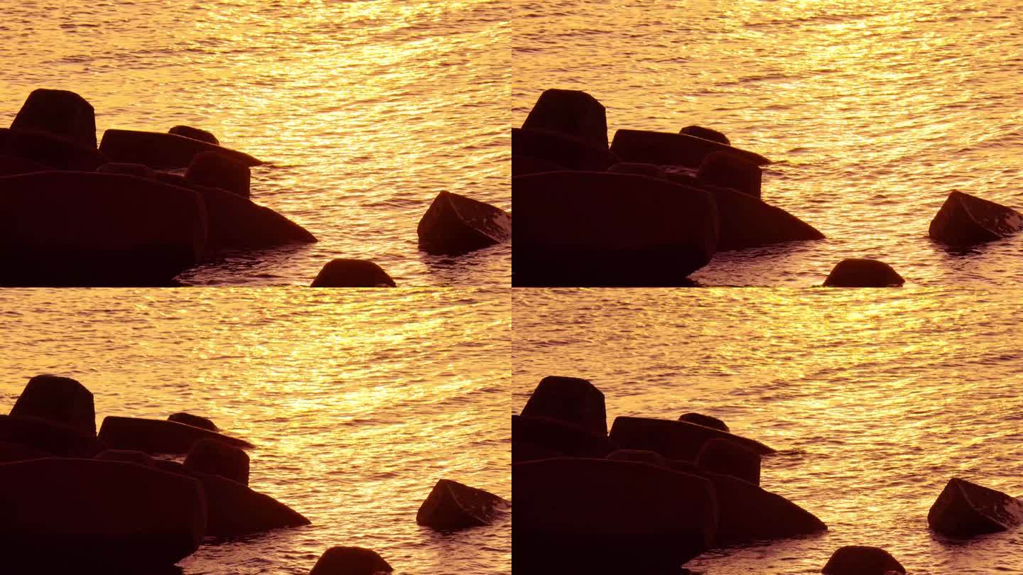 夕阳下的海边礁石