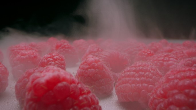 带水汽的红红的像草莓的水果刺泡三月泡乌泡