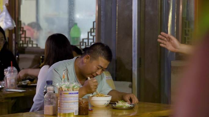 城市夜景夜市烧烤小吃夜生活脚步小吃美食街