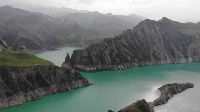航拍新疆肯斯瓦特水库与群山