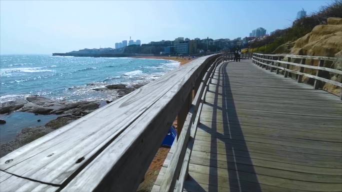 青岛 海岸 木栈道 海浪翻滚 4K素材