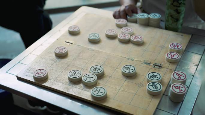 公园老人下象棋特写