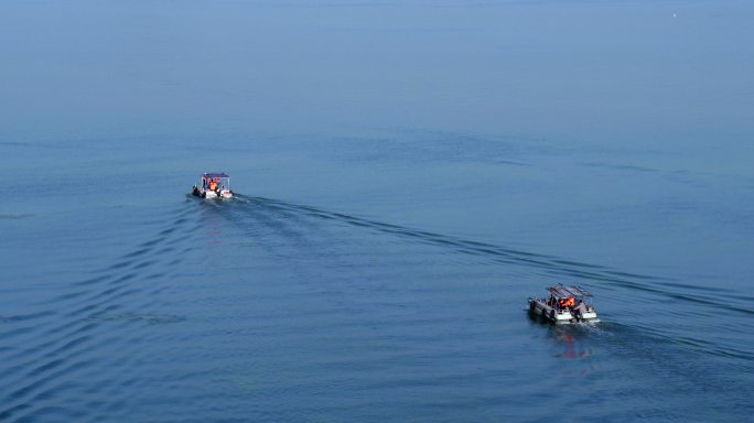 航拍无锡太湖上行驶的快艇摆渡船船只