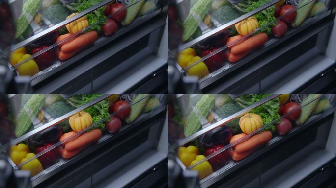 拉开冰箱抽屉里的水果蔬菜
