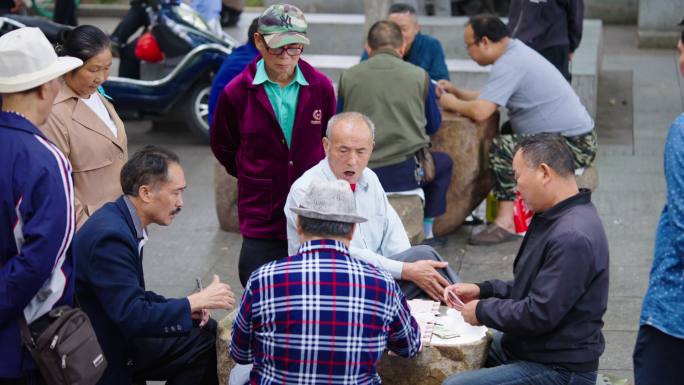 叶子牌老人打牌