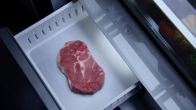 冰箱抽屉里保湿保鲜的大块瘦肉