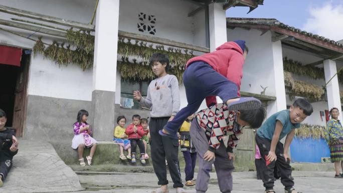 农村孩子玩耍跳马玩游戏