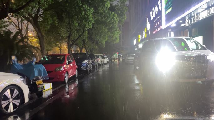 雨夜的街头人行道上