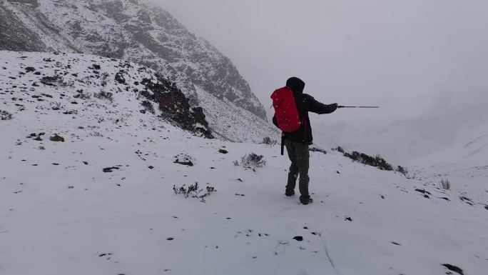 四川阿坝松潘岷山山脉雪宝顶雪中登山者