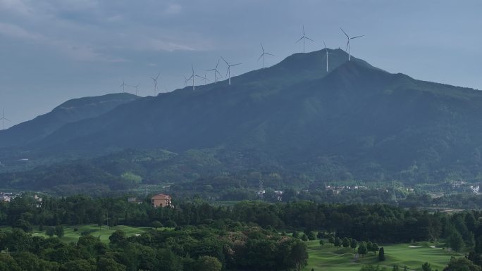 桂林高尔夫球场航拍风力发电机风车草地