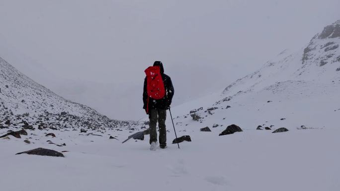 攀登岷山山脉主峰雪宝顶的登山者徒步进山