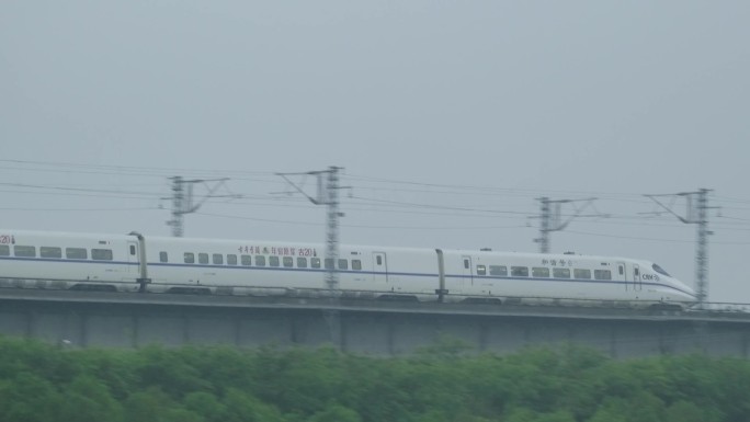 雨中飞速行驶的高铁列车