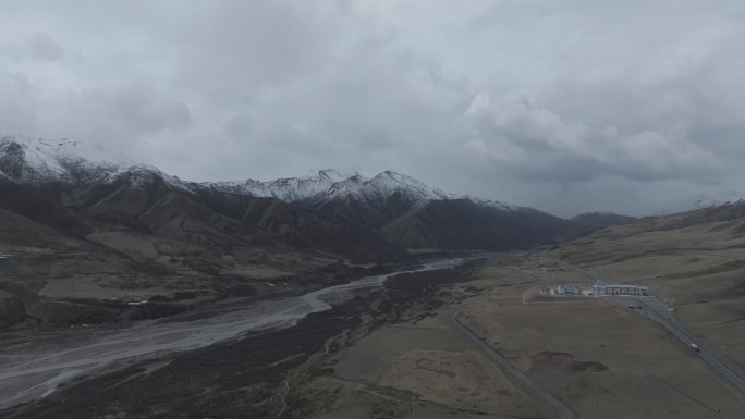 高原雪山蓝天白云牛羊马4k