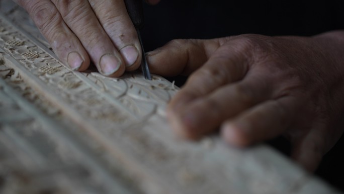 传统木雕工匠手拿刻刀雕刻特写实拍原素材