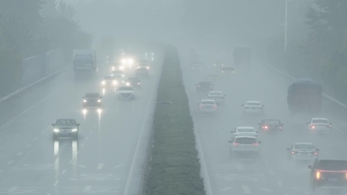 下着大雨的高速公路上行驶的车辆