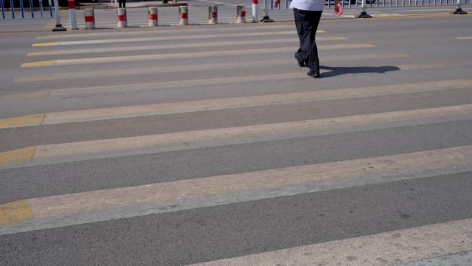 道路人行横道行人过马路