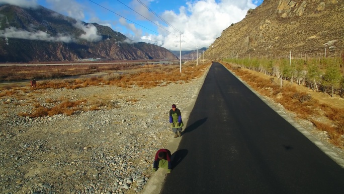 航拍西藏林芝雅尼湿地附近公路上转山藏民