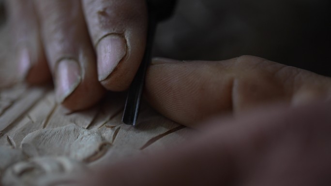 传统木雕工匠手拿刻刀雕刻特写实拍原素材