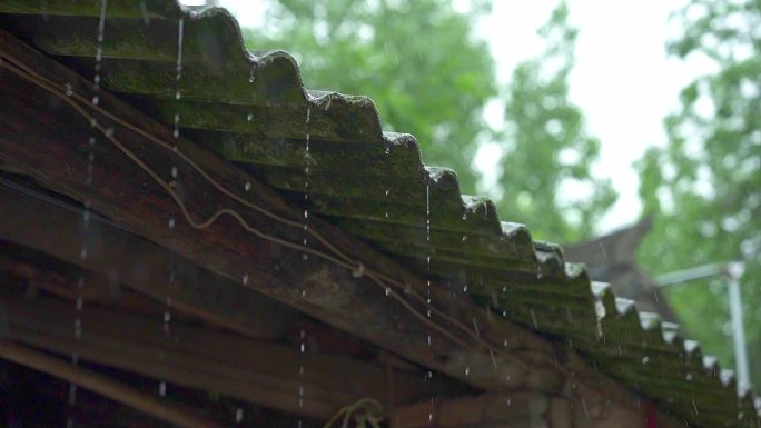 雨天农家房檐滴水